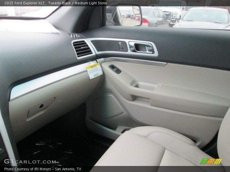 Tuxedo Black / Medium Light Stone 2015 Ford Explorer XLT