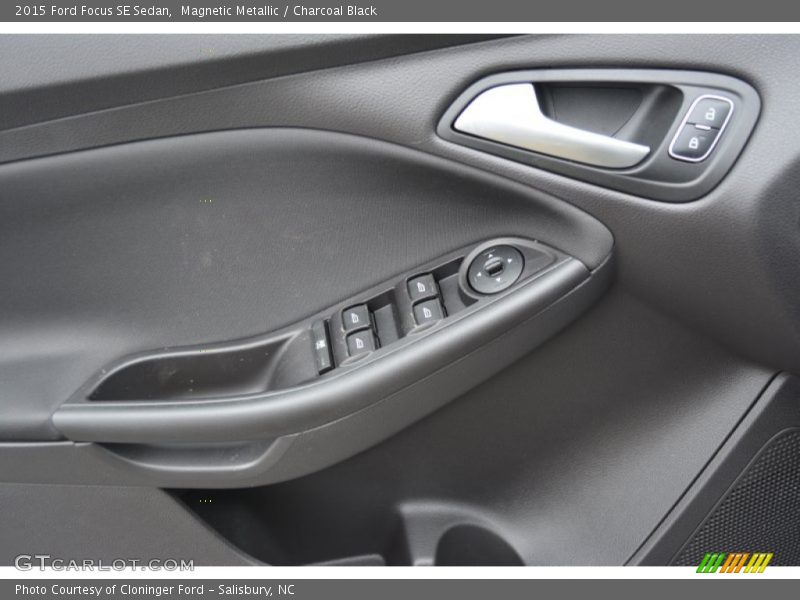 Magnetic Metallic / Charcoal Black 2015 Ford Focus SE Sedan