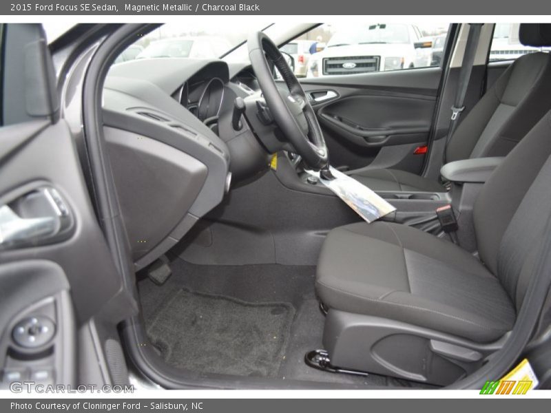 Magnetic Metallic / Charcoal Black 2015 Ford Focus SE Sedan