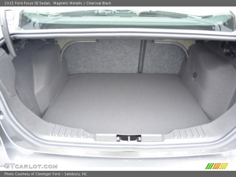 Magnetic Metallic / Charcoal Black 2015 Ford Focus SE Sedan