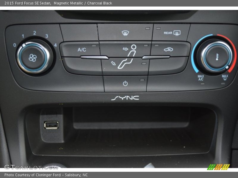 Magnetic Metallic / Charcoal Black 2015 Ford Focus SE Sedan