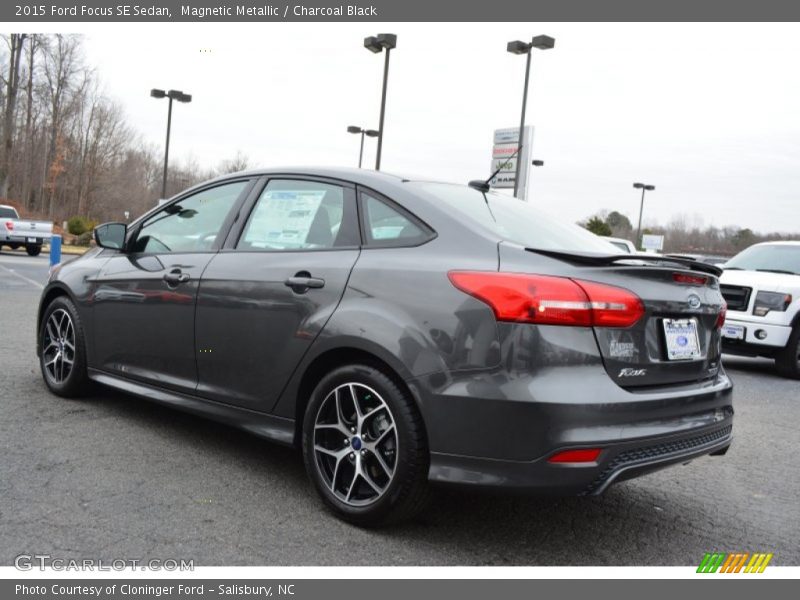 Magnetic Metallic / Charcoal Black 2015 Ford Focus SE Sedan