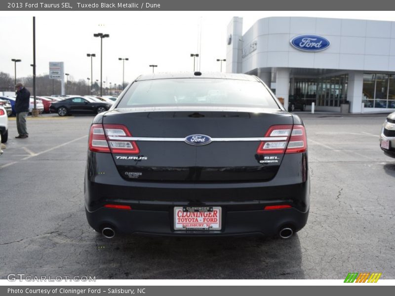 Tuxedo Black Metallic / Dune 2013 Ford Taurus SEL