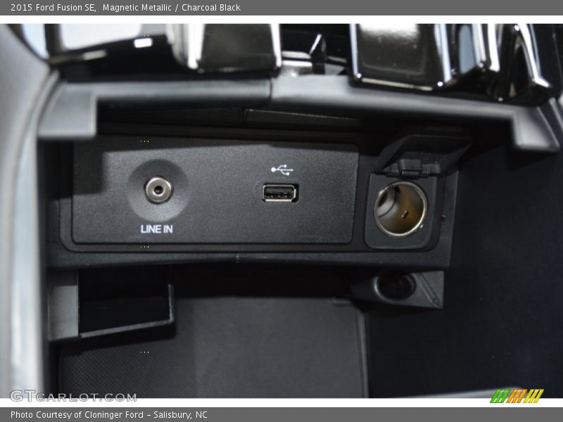 Magnetic Metallic / Charcoal Black 2015 Ford Fusion SE