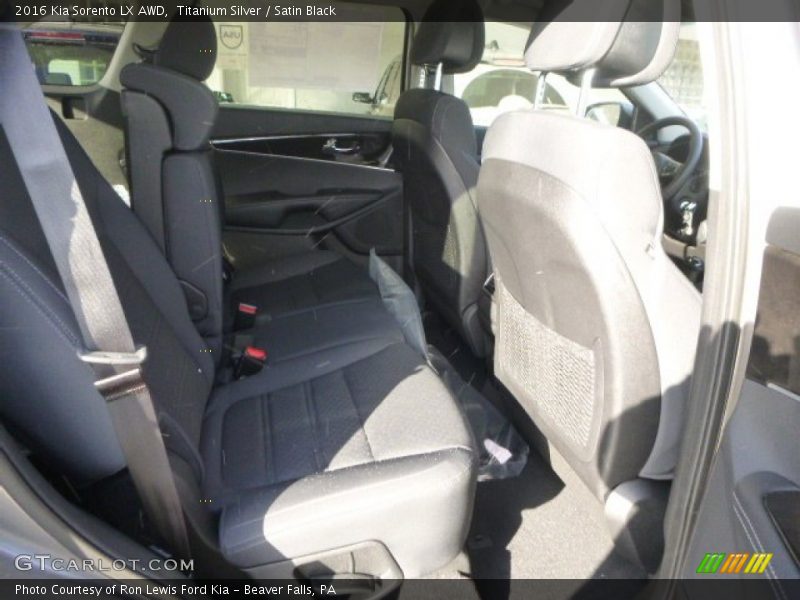 Titanium Silver / Satin Black 2016 Kia Sorento LX AWD