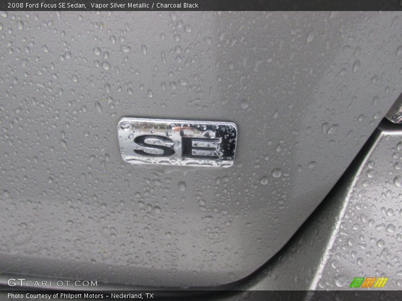 Vapor Silver Metallic / Charcoal Black 2008 Ford Focus SE Sedan