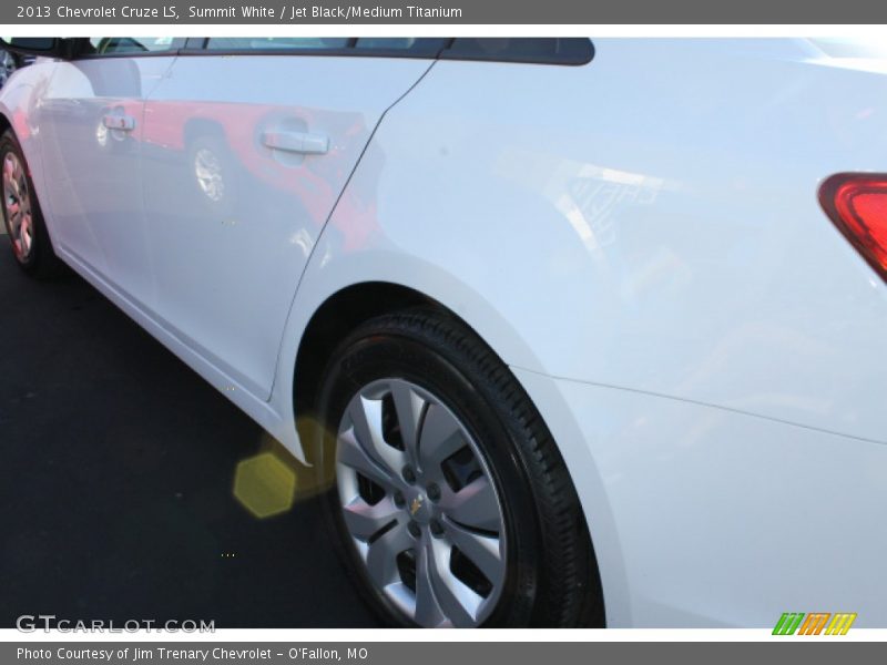Summit White / Jet Black/Medium Titanium 2013 Chevrolet Cruze LS
