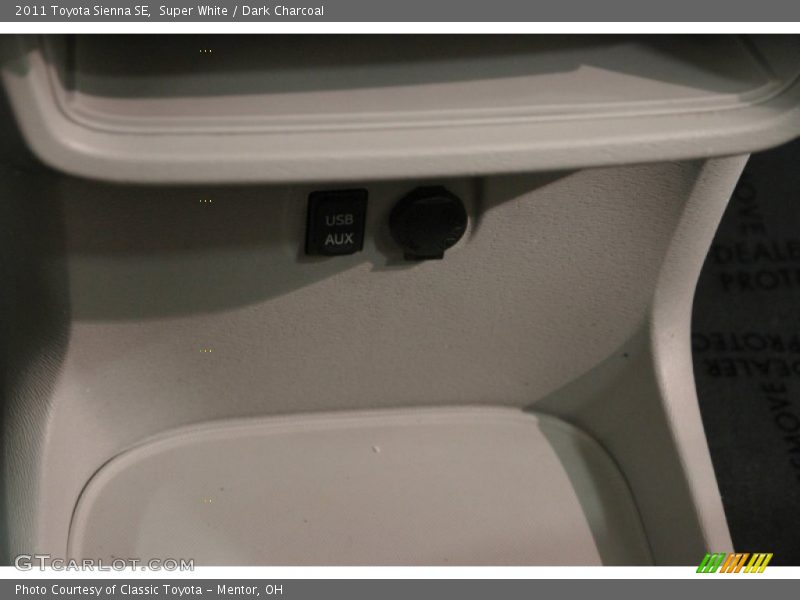 Super White / Dark Charcoal 2011 Toyota Sienna SE