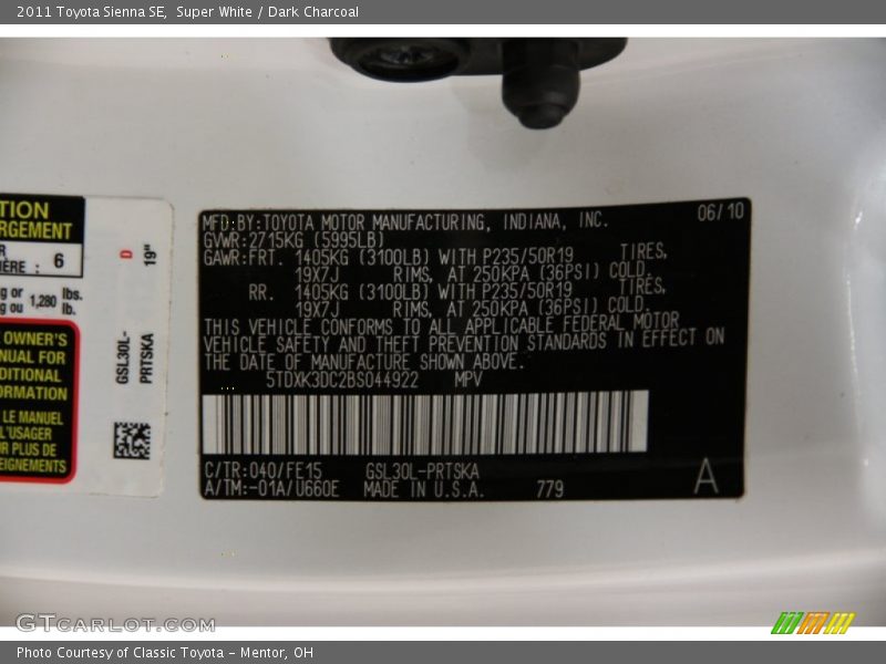 Super White / Dark Charcoal 2011 Toyota Sienna SE
