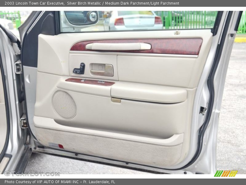 Silver Birch Metallic / Medium Dark Parchment/Light Parchment 2003 Lincoln Town Car Executive