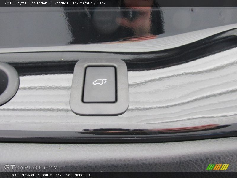 Attitude Black Metallic / Black 2015 Toyota Highlander LE