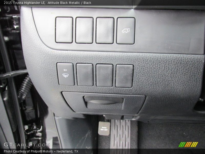 Attitude Black Metallic / Black 2015 Toyota Highlander LE