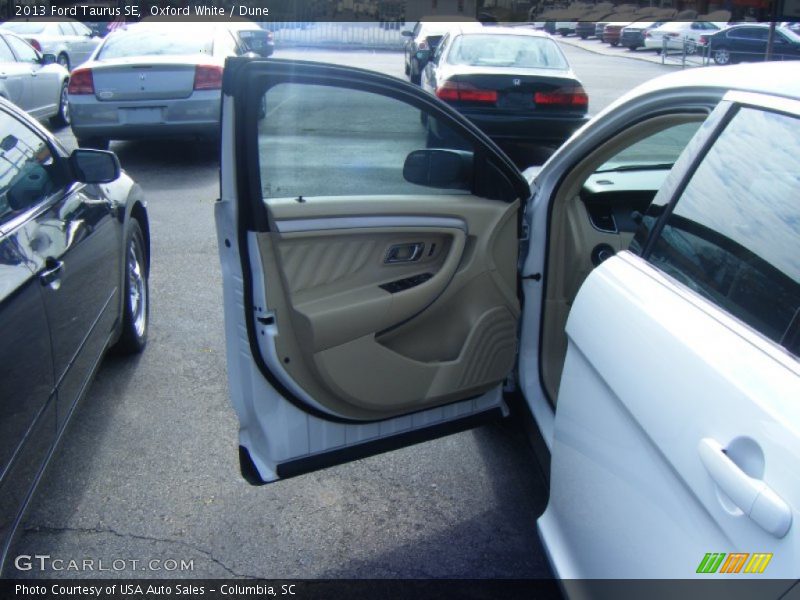 Oxford White / Dune 2013 Ford Taurus SE