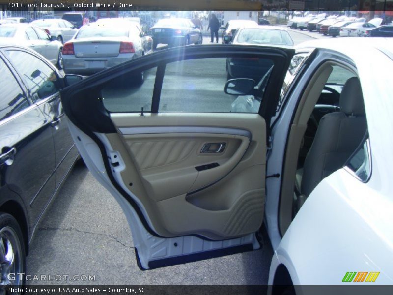Oxford White / Dune 2013 Ford Taurus SE