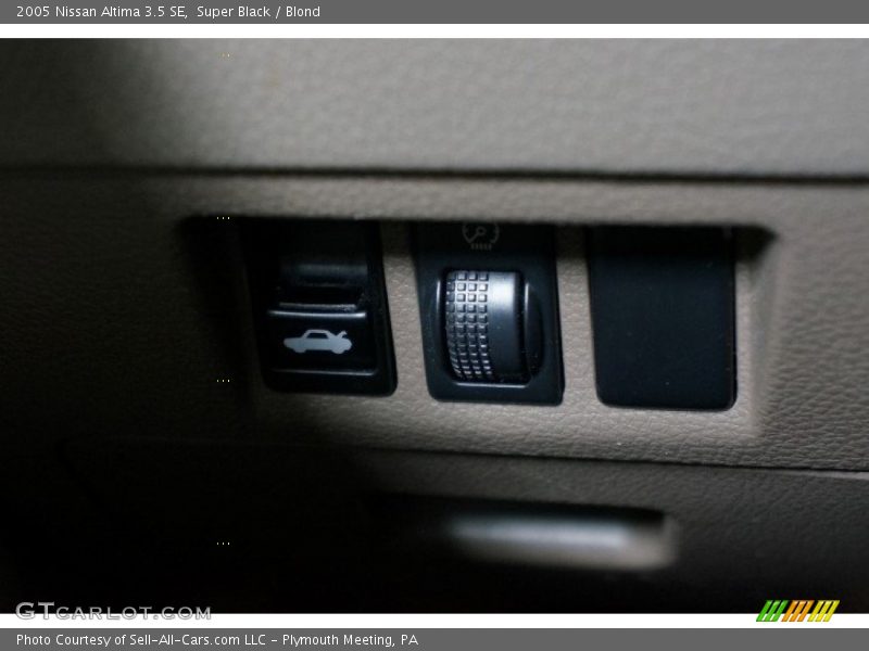 Super Black / Blond 2005 Nissan Altima 3.5 SE