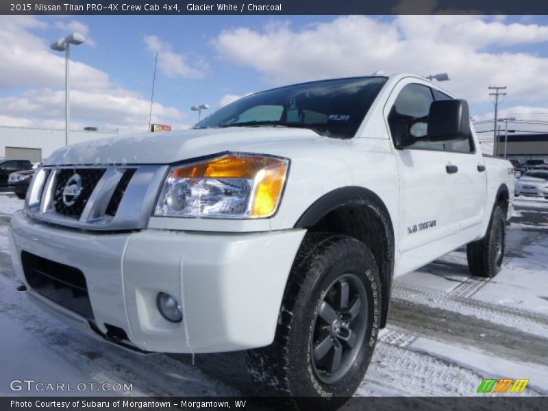 Front 3/4 View of 2015 Titan PRO-4X Crew Cab 4x4
