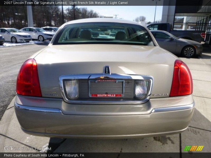 Light French Silk Metallic / Light Camel 2007 Lincoln Town Car Signature Limited