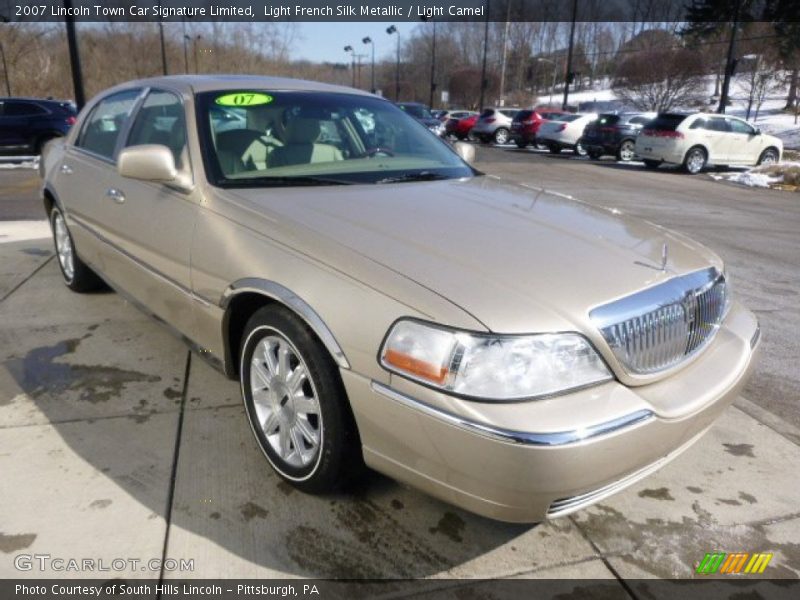 Front 3/4 View of 2007 Town Car Signature Limited