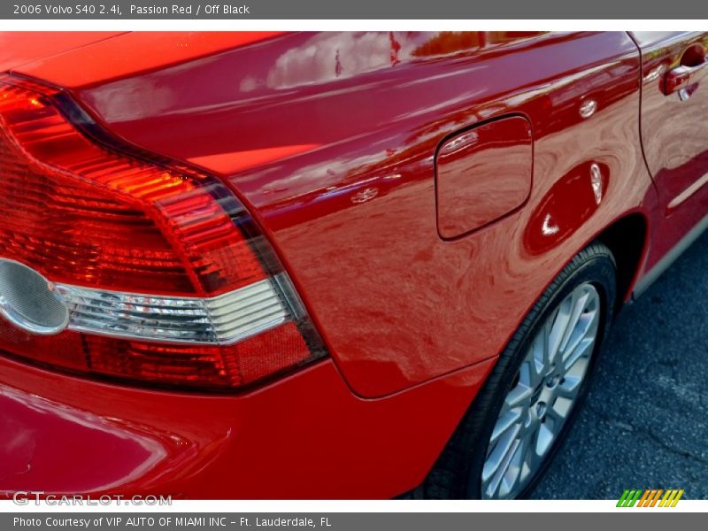 Passion Red / Off Black 2006 Volvo S40 2.4i