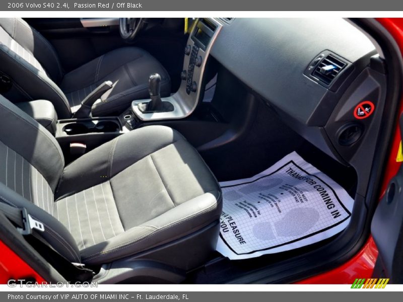 Passion Red / Off Black 2006 Volvo S40 2.4i