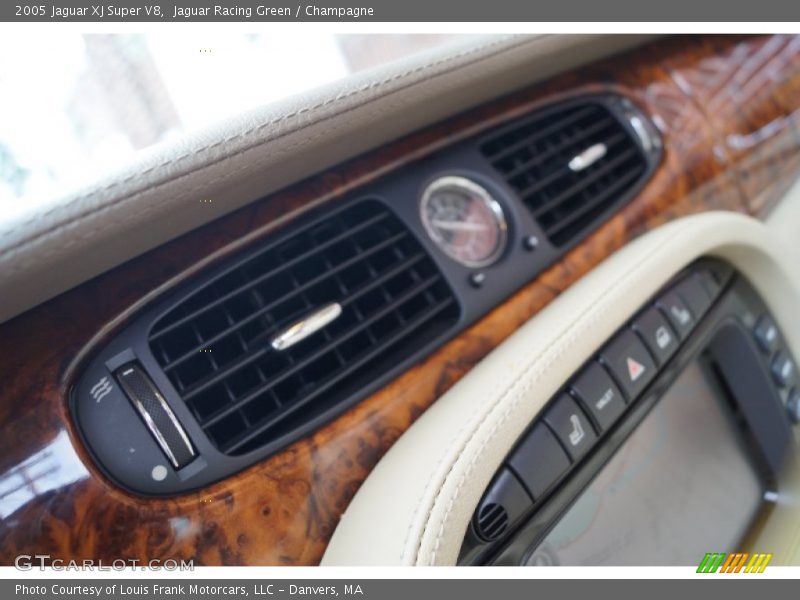 Jaguar Racing Green / Champagne 2005 Jaguar XJ Super V8