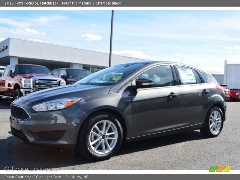 Magnetic Metallic / Charcoal Black 2015 Ford Focus SE Hatchback