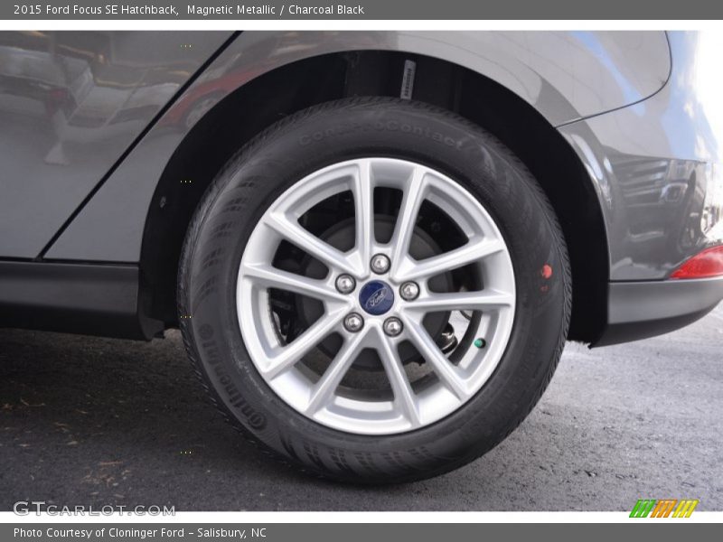 Magnetic Metallic / Charcoal Black 2015 Ford Focus SE Hatchback