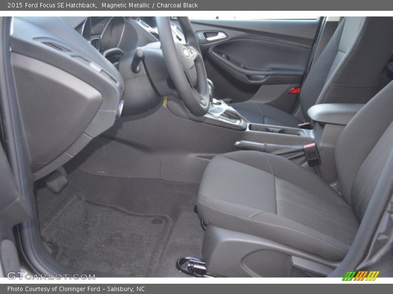 Magnetic Metallic / Charcoal Black 2015 Ford Focus SE Hatchback