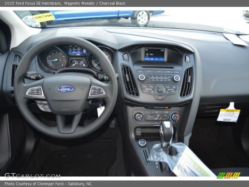 Magnetic Metallic / Charcoal Black 2015 Ford Focus SE Hatchback