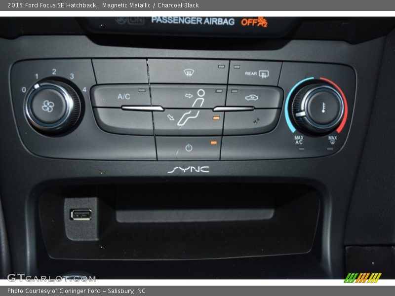 Magnetic Metallic / Charcoal Black 2015 Ford Focus SE Hatchback