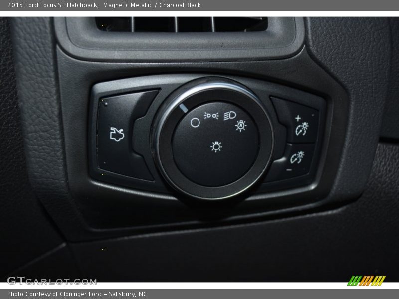 Magnetic Metallic / Charcoal Black 2015 Ford Focus SE Hatchback