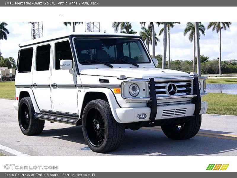 Front 3/4 View of 2011 G 550