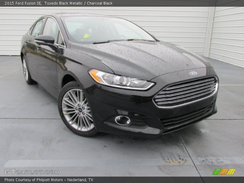 Front 3/4 View of 2015 Fusion SE