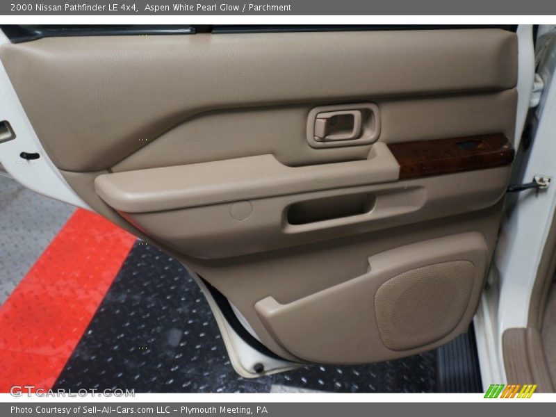 Aspen White Pearl Glow / Parchment 2000 Nissan Pathfinder LE 4x4