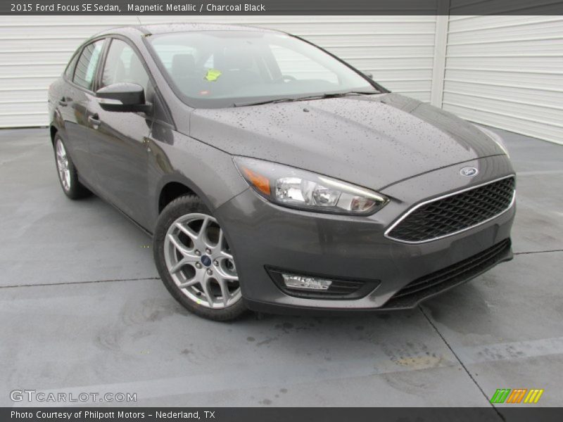 Front 3/4 View of 2015 Focus SE Sedan