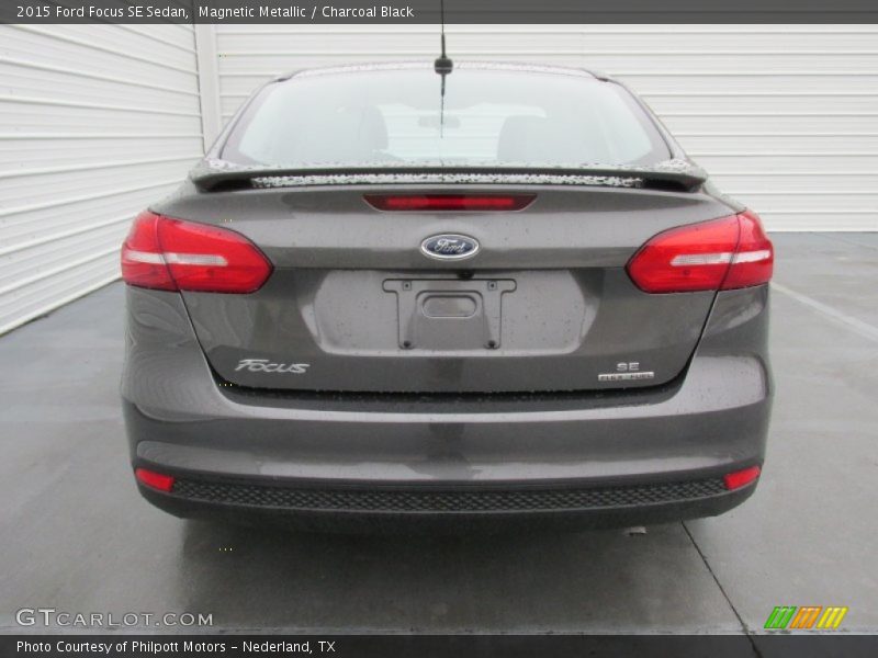 Magnetic Metallic / Charcoal Black 2015 Ford Focus SE Sedan