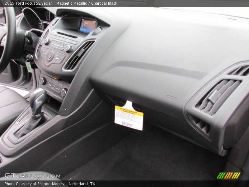 Magnetic Metallic / Charcoal Black 2015 Ford Focus SE Sedan