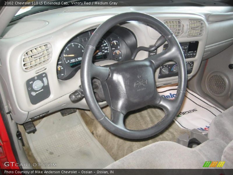 Victory Red / Medium Gray 2002 Chevrolet S10 LS Extended Cab