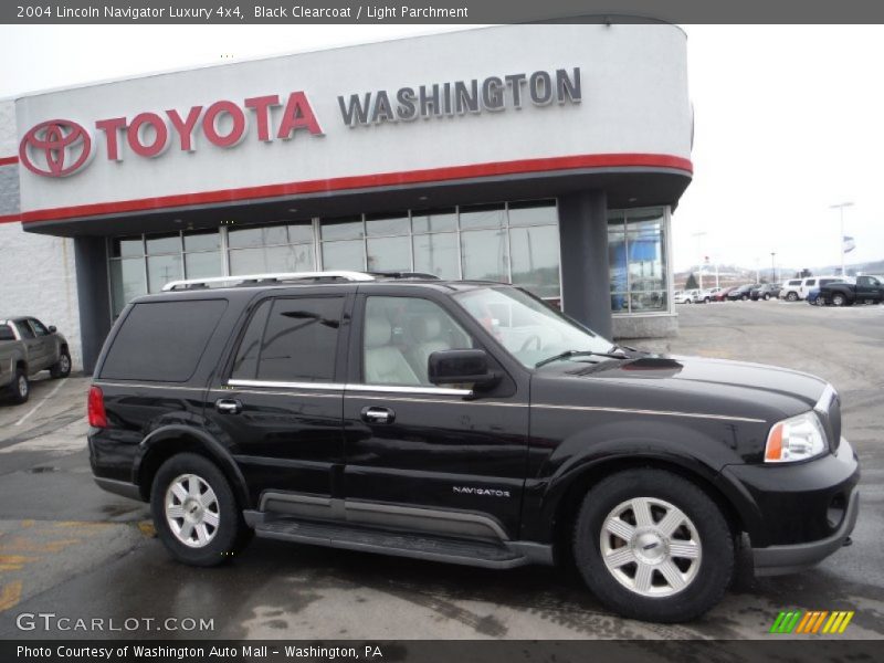Black Clearcoat / Light Parchment 2004 Lincoln Navigator Luxury 4x4