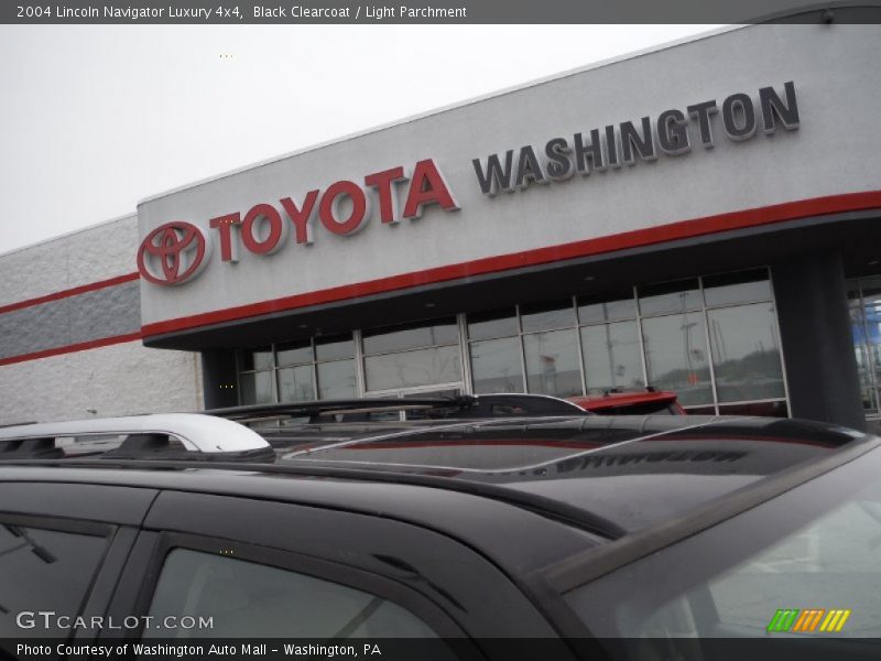 Black Clearcoat / Light Parchment 2004 Lincoln Navigator Luxury 4x4