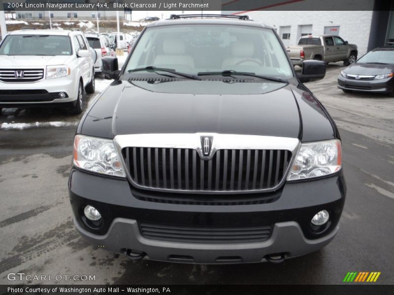 Black Clearcoat / Light Parchment 2004 Lincoln Navigator Luxury 4x4