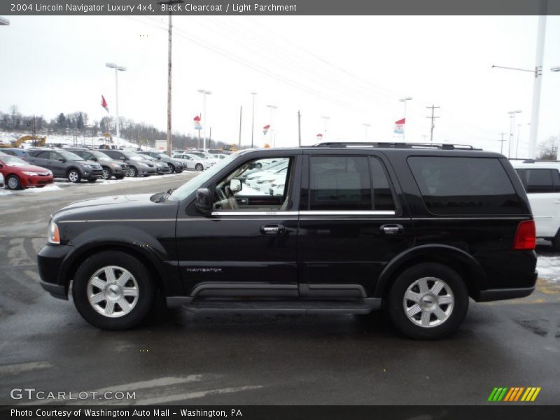 Black Clearcoat / Light Parchment 2004 Lincoln Navigator Luxury 4x4
