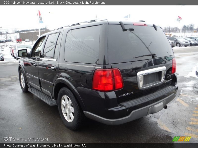 Black Clearcoat / Light Parchment 2004 Lincoln Navigator Luxury 4x4