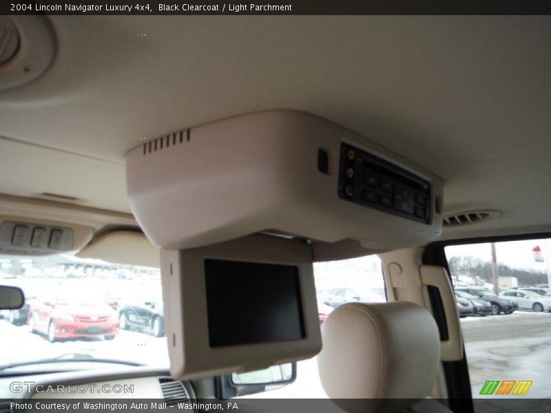 Black Clearcoat / Light Parchment 2004 Lincoln Navigator Luxury 4x4