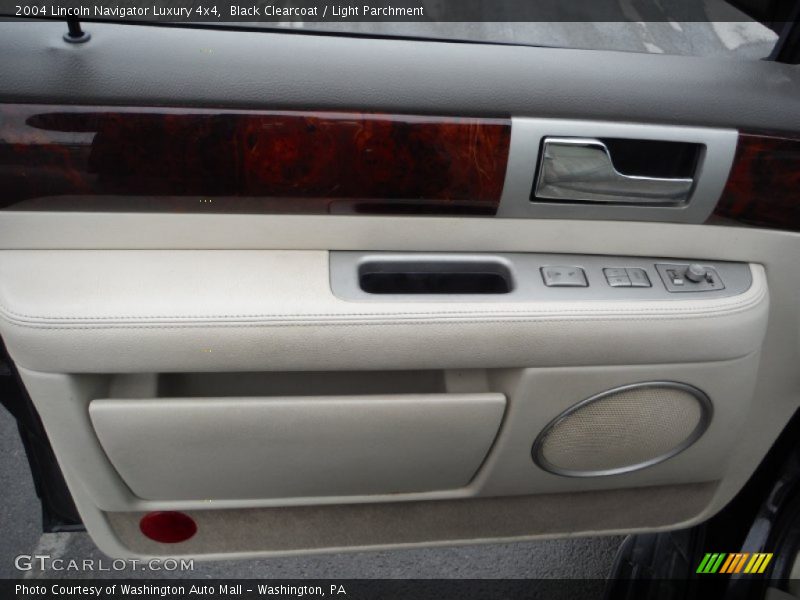 Black Clearcoat / Light Parchment 2004 Lincoln Navigator Luxury 4x4