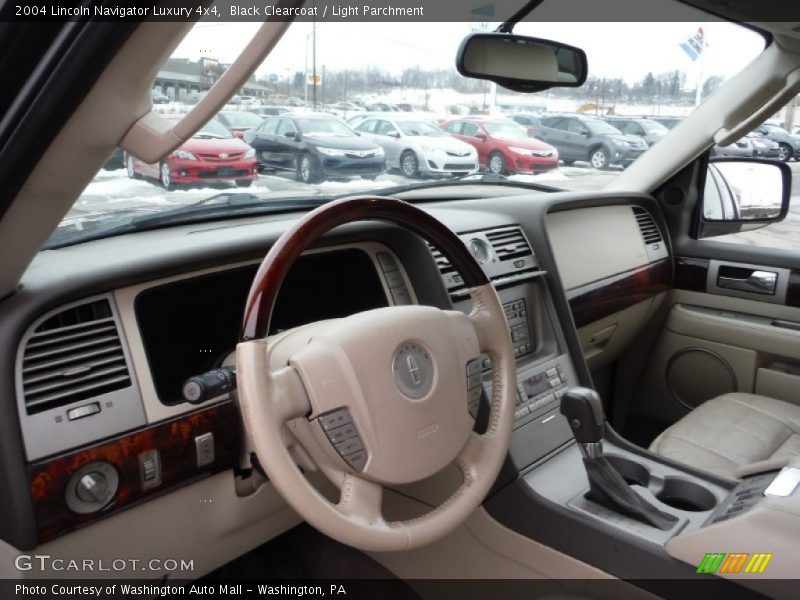 Black Clearcoat / Light Parchment 2004 Lincoln Navigator Luxury 4x4