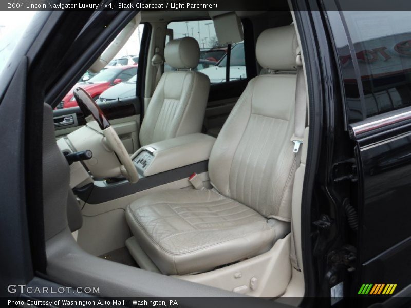 Black Clearcoat / Light Parchment 2004 Lincoln Navigator Luxury 4x4