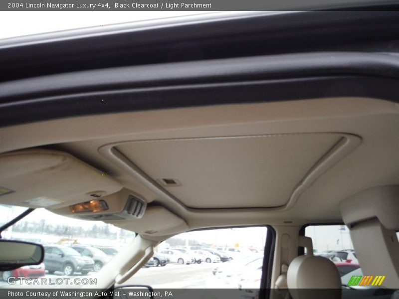 Black Clearcoat / Light Parchment 2004 Lincoln Navigator Luxury 4x4