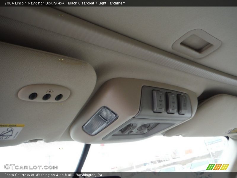 Black Clearcoat / Light Parchment 2004 Lincoln Navigator Luxury 4x4
