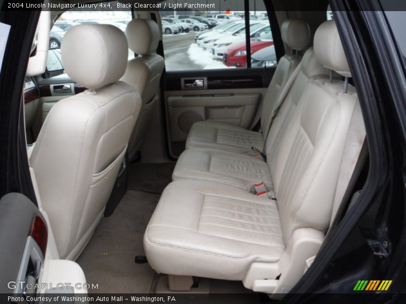Black Clearcoat / Light Parchment 2004 Lincoln Navigator Luxury 4x4